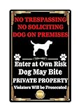Warnschild mit Aufschrift 'Beware Of Dog' für den Zaun, Aufschrift 'No Trespassing Dogs Hof', Privatgrundstück, Metallschild 'No Soliciting Dog On Premises Enter At Own Risk Dog May Bite Keep Away